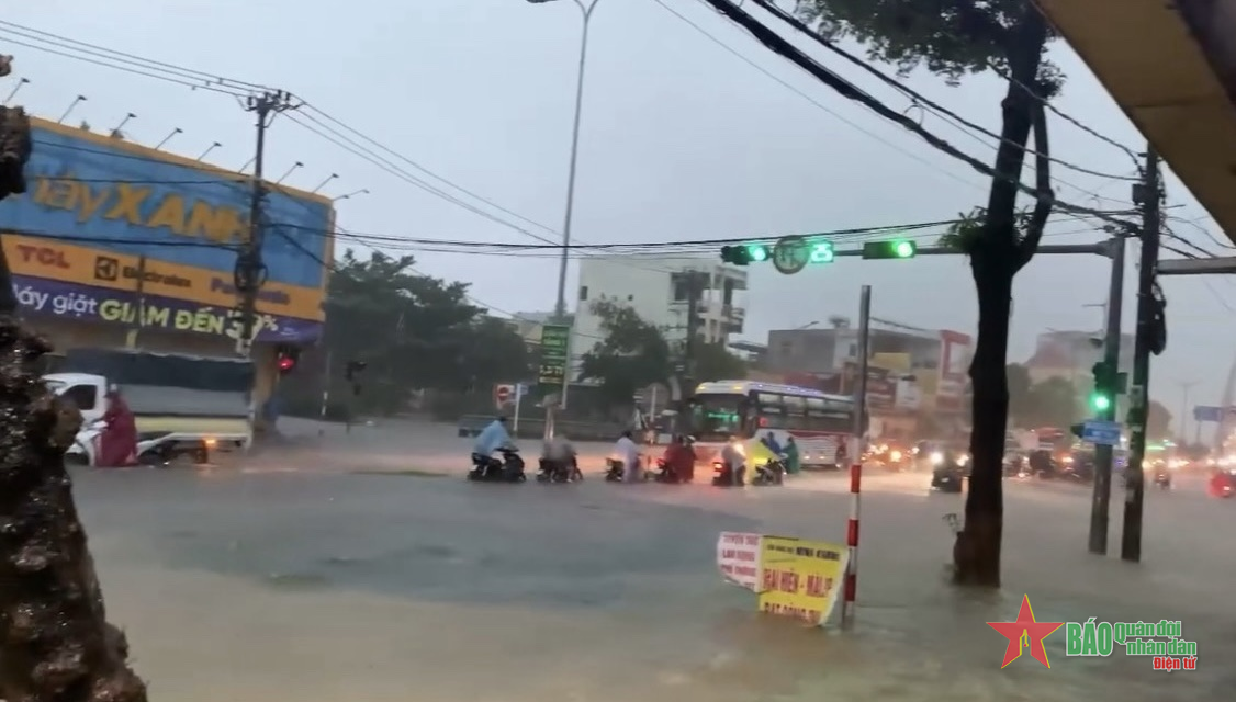 TP Đà Nẵng có mưa lớn khiến nhiều nơi bị ngập lụt